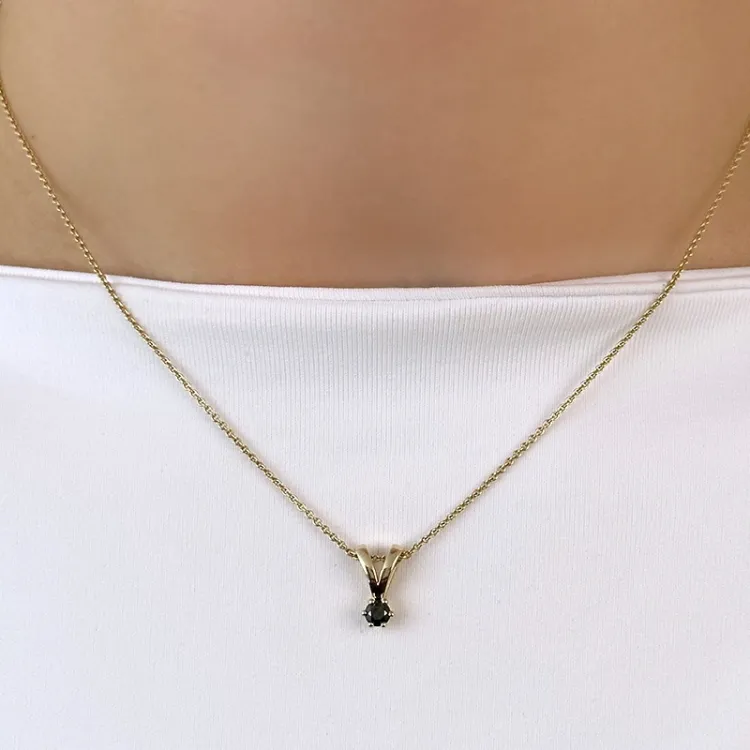 0,15 ct musta timantti solitaire-riipus 14 karaatti kultaa 0,15 ct