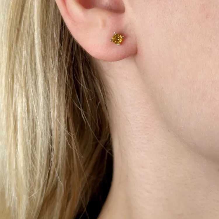2 x 0,19 ct sitriini solitaire-nappikorvakorut 14 karaatin kultaa kanssa sitriini
