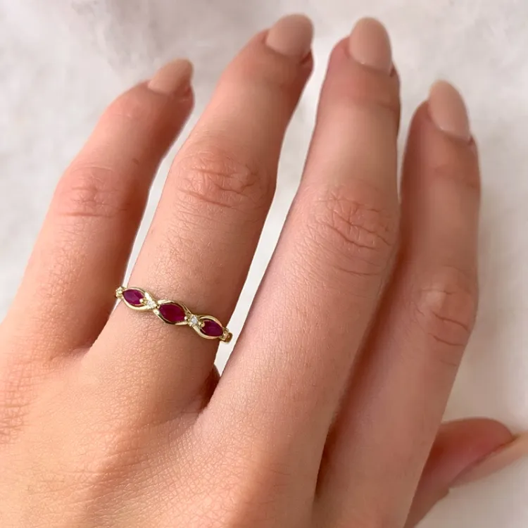 rubiini sormus 14 karaatin kultaa 0,032 ct