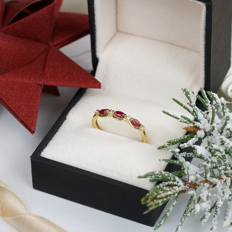 rubiini sormus 14 karaatin kultaa 0,032 ct