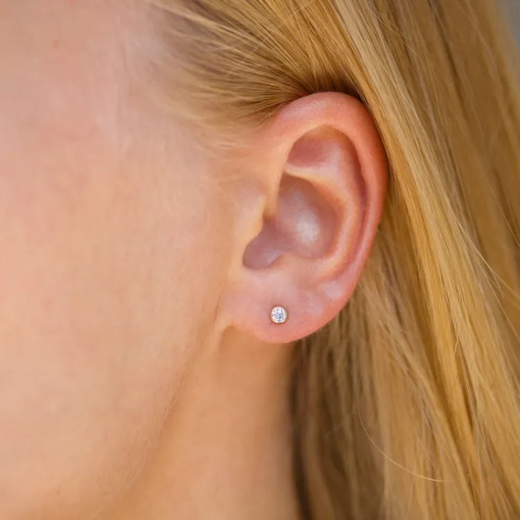 1/2 paria 3 mm korvarenkaat 9 karaatin kultaa kanssa zirkoni - Gold Collection