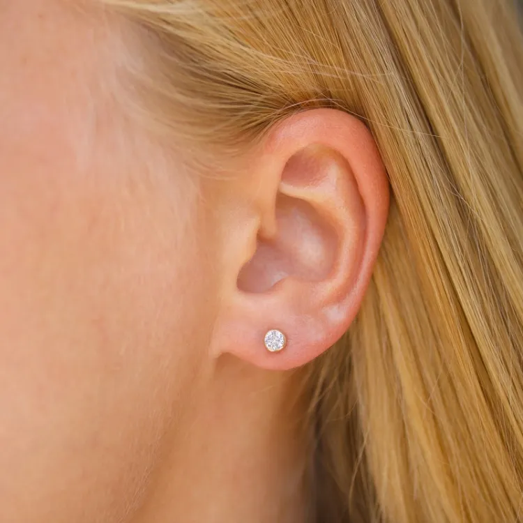 4 mm nappikorvakorut 9 karaatin kultaa kanssa zirkoni - Gold Collection