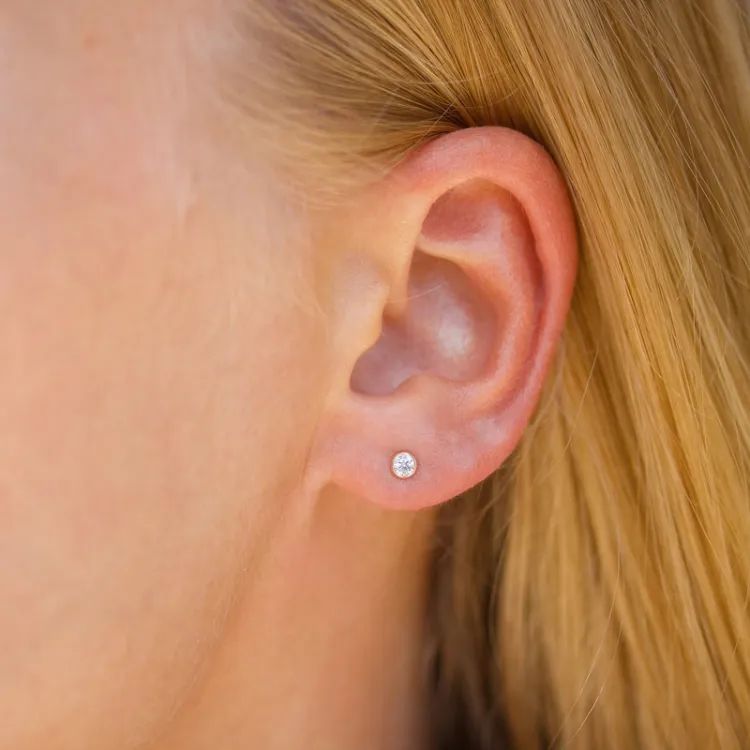 3 mm nappikorvakorut 9 karaatin kultaa kanssa zirkoni - Gold Collection
