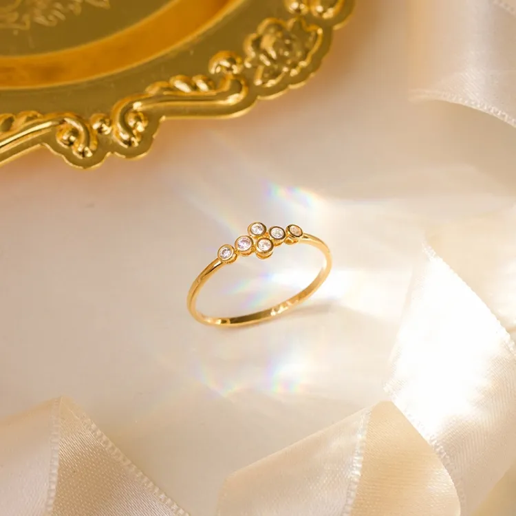 valkoinen zirkoni kultasormus 9 karaatin kultaa - Gold Collection