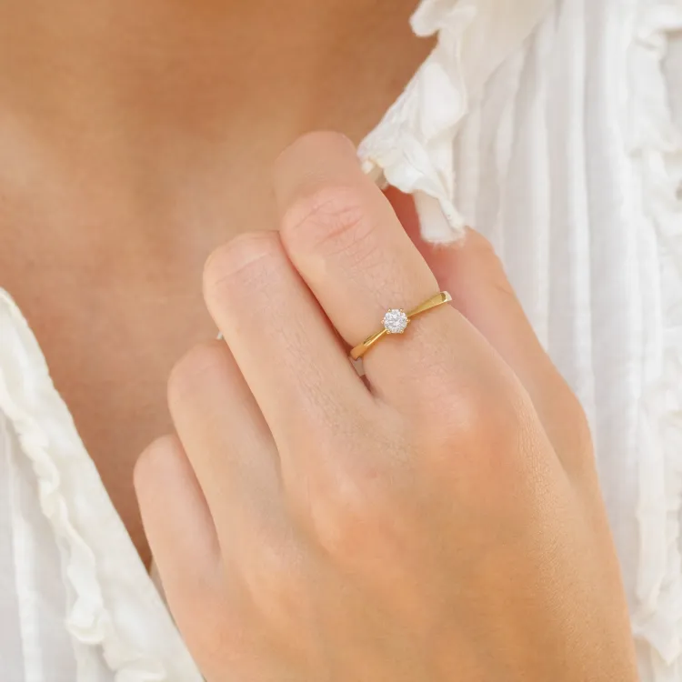 kapea solitaire-sormus 8 karaatin kultaa - Gold Collection