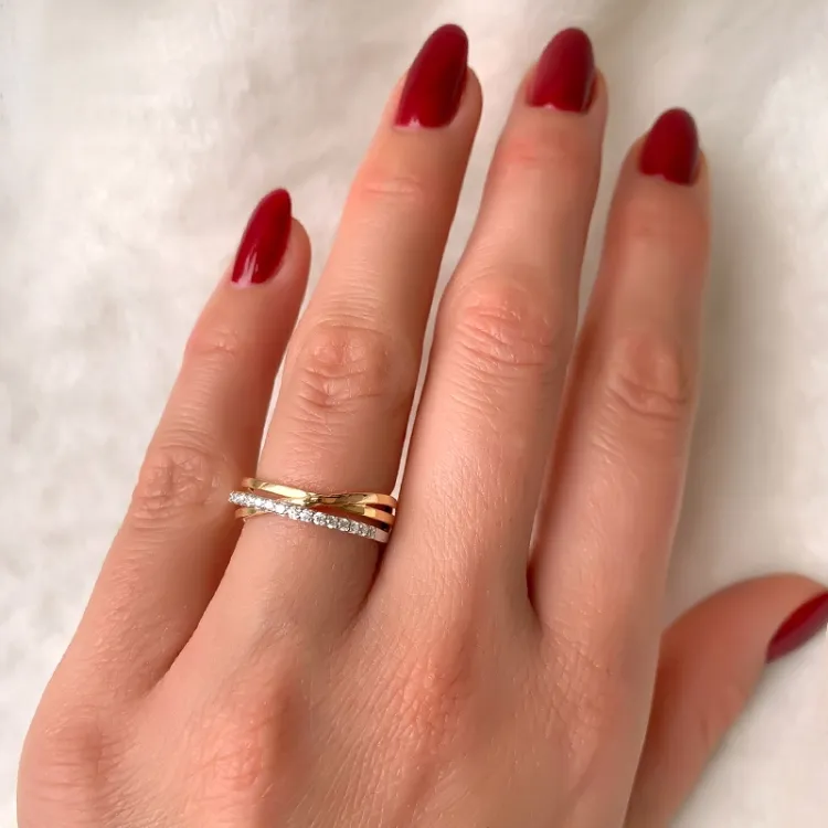 abstrakti timantti sormus 14 karaatin kulta ja valkokultaa 0,16 ct