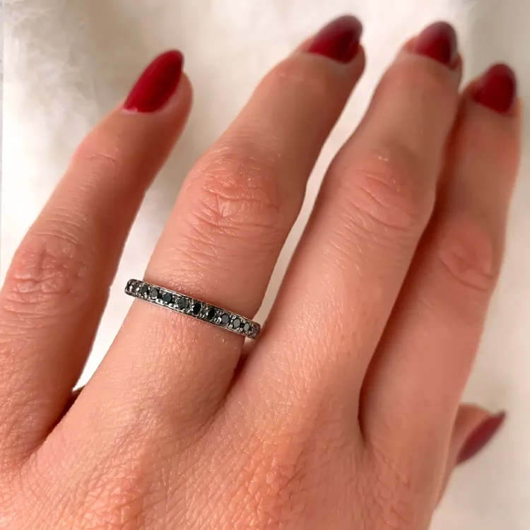 Musta timanttisormus 14 karaatin valkokultaa 0,26 ct