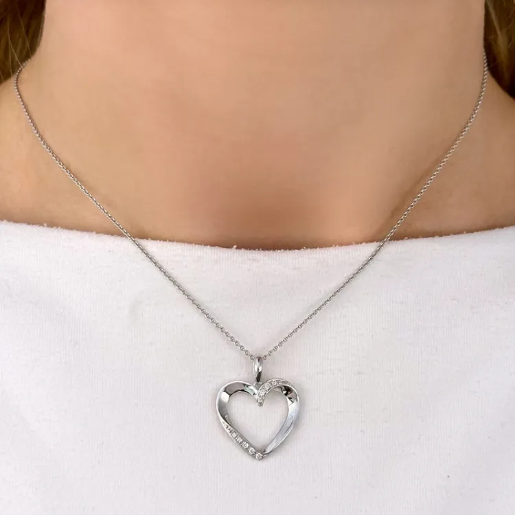 sydän timanttiriipus 14 karaatti valkokultaa 0,08 ct