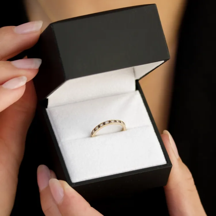 musta alianssisormus 14 karaatin kultaa 0,09 ct 0,10 ct