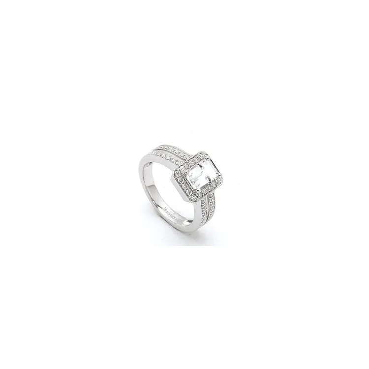neliskulmainen timanttisormus 14 karaatin valkokultaa 0,43 ct