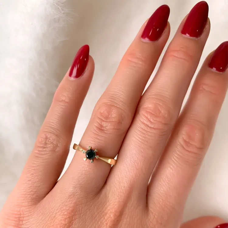 0,30 ct musta solitaire-sormus 14 karaatin kultaa 0,32 ct