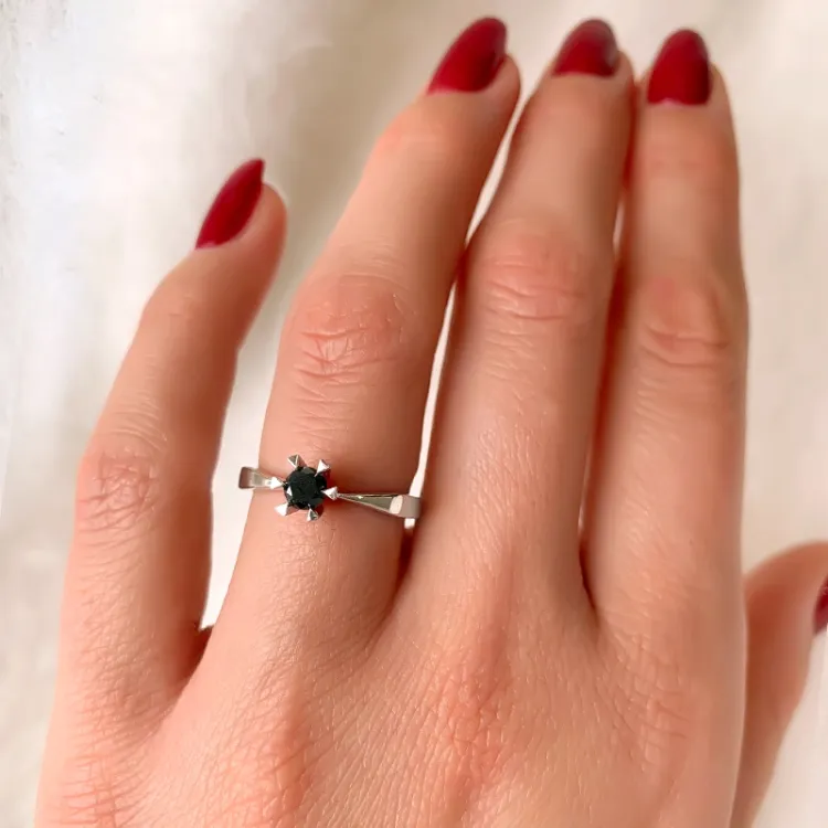 0,30 ct musta timantti solitaire-sormus 14 karaatin valkokultaa 0,32 ct