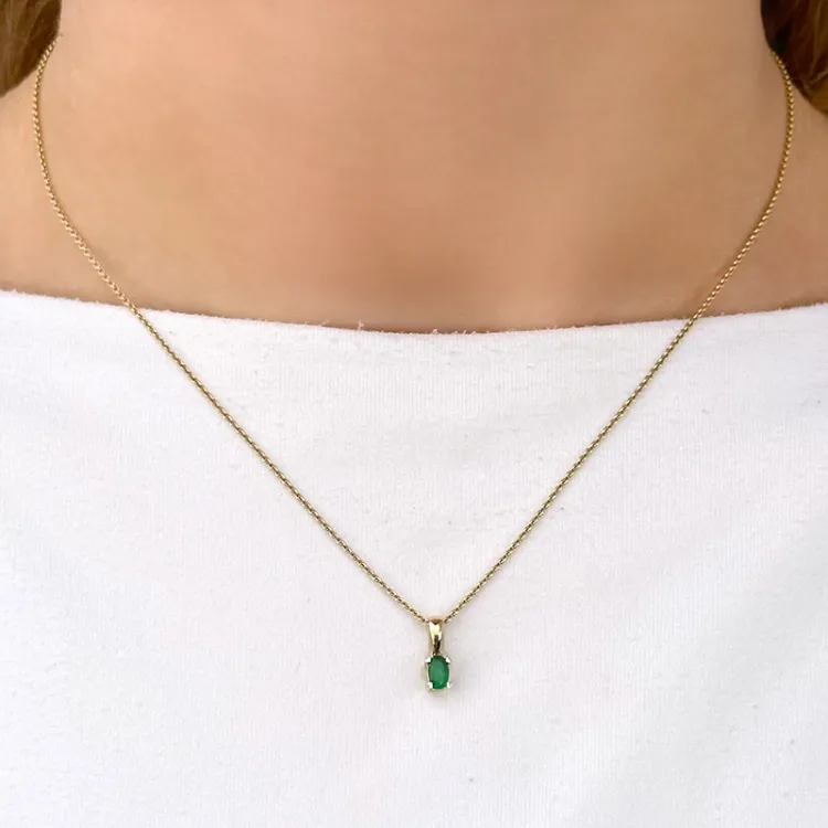 smaragdi riipus 14 karaatti kultaa 0,26 ct