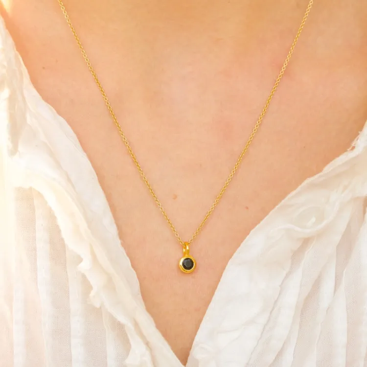 pieni musta onyx riipus  kullattua hopeaa - Loom Stones