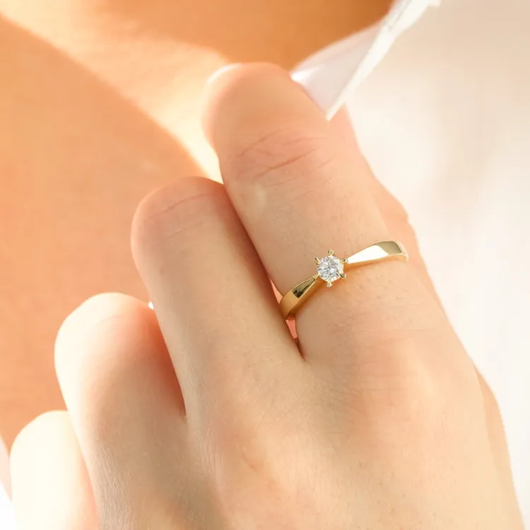 4,5 mm zirkoni kultasormus 9 karaatin kultaa