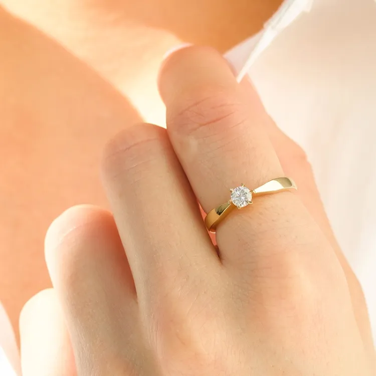 4,7 mm zirkoni solitaire-sormus 9 karaatin kultaa