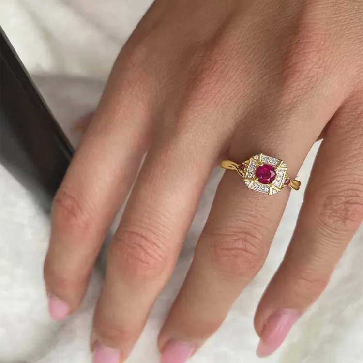 neliskulmainen rubiini sormus 14 karaatin kulta ja valkokultaa 0,07 ct 0,45 ct 0,09 ct
