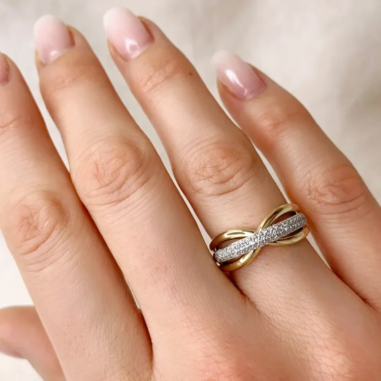 timantti sormus 14 karaatin kulta ja valkokultaa 0,275 ct