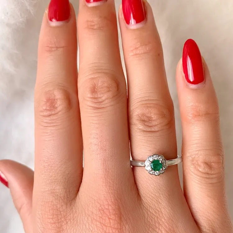 smaragdi sormus 14 karaatin valkokultaa 0,14 ct
