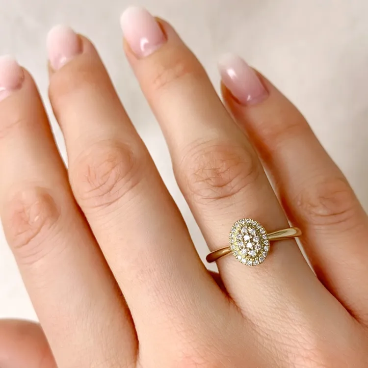 ovaali timanttisormus 14 karaatin kultaa 0,18 ct