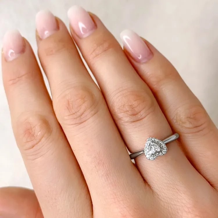 sydän timanttisormus 14 karaatin valkokultaa 0,14 ct