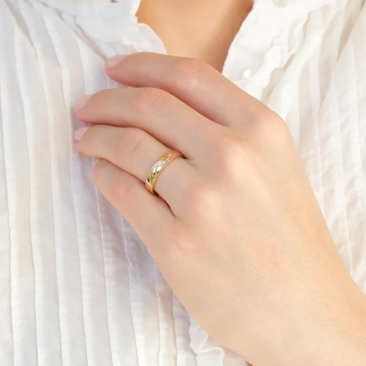 4 mm timantti vihkisormus 9 karaatin kultaa 0,008 ct ja 0,015 ct