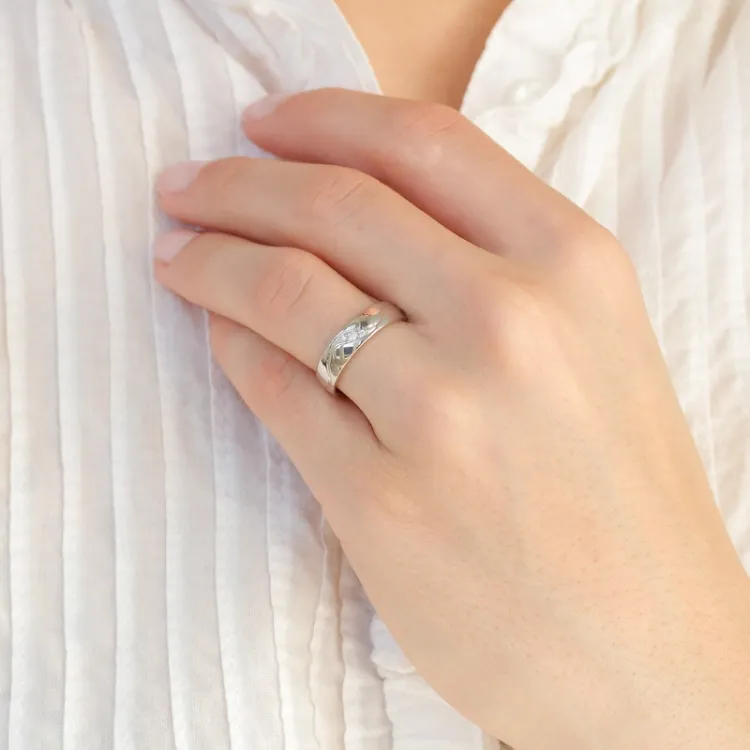 5 mm vihkisormus 9 karaatin valkokultaa 0,008 ct ja 0,02 ct