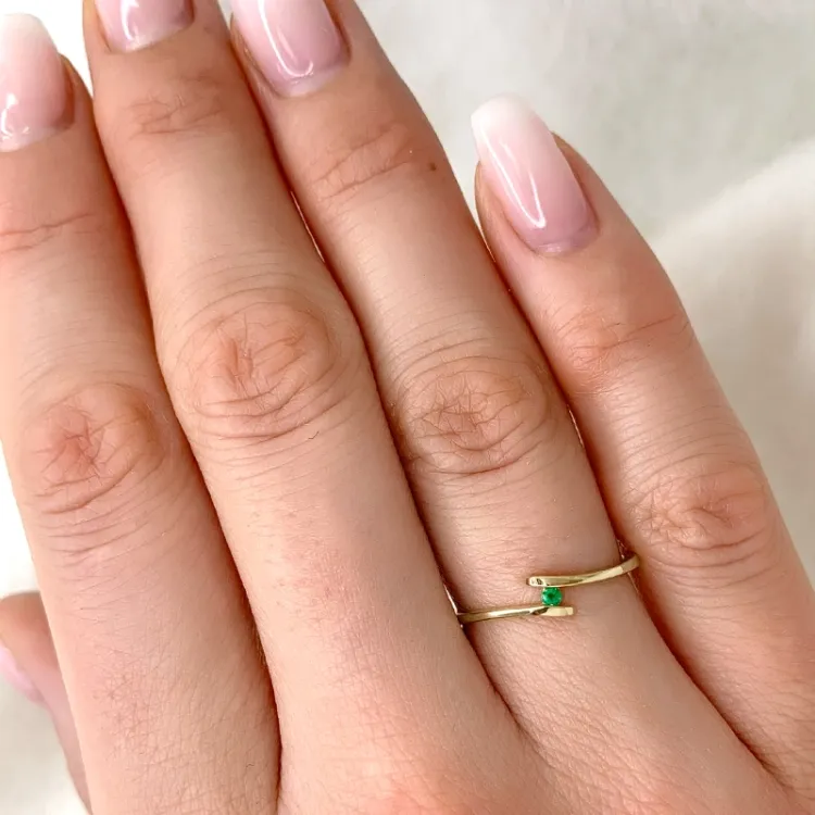 Smaragdi sormus 9 karaatin kultaa 0,02 ct
