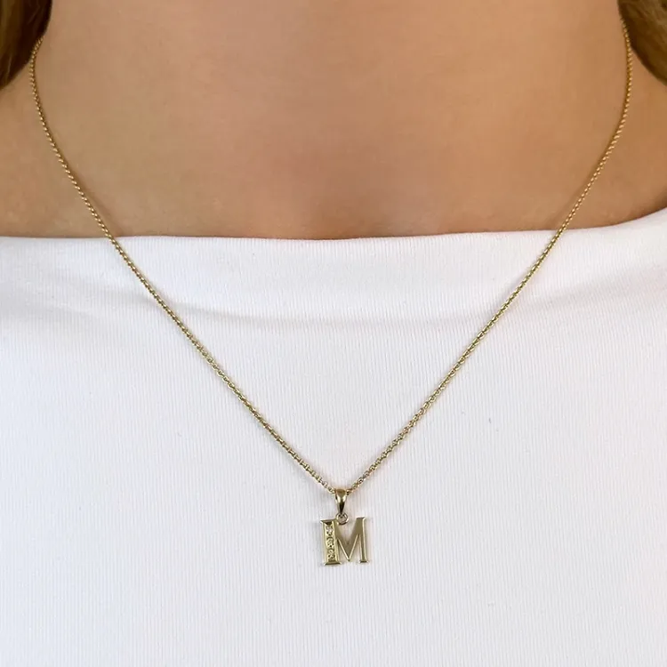 M-kirjain timanttiriipus 9 karaatti kultaa 0,02 ct