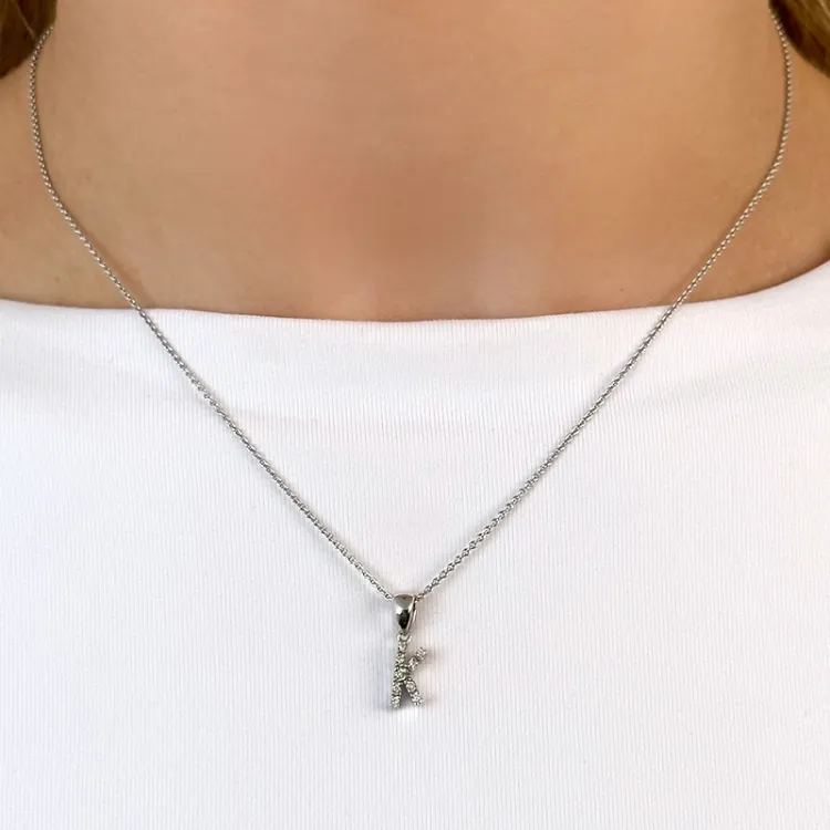 K-kirjain timantti riipus 9 karaatti valkokultaa 0,06 ct