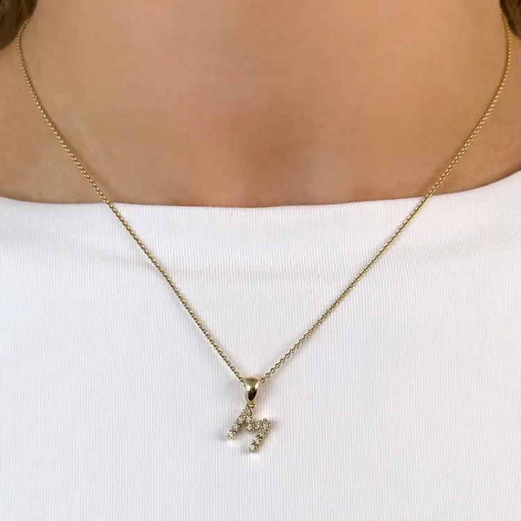m-kirjain timantti riipus 9 karaatti kultaa 0,06 ct