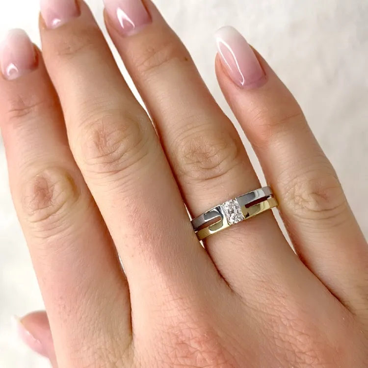 Neliskulmainen timanttisormus 9 karaatin kulta ja valkokultaa 0,08 ct