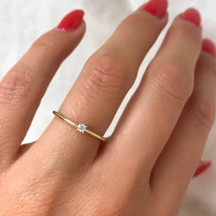 0,05 ct timantti solitaire-sormus 14 karaatin kultaa 0,05 ct