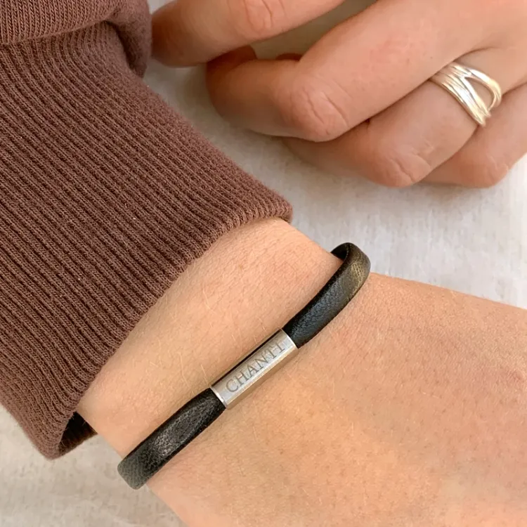 Litteä musta nahasta rannekoru teräs  x 6 mm