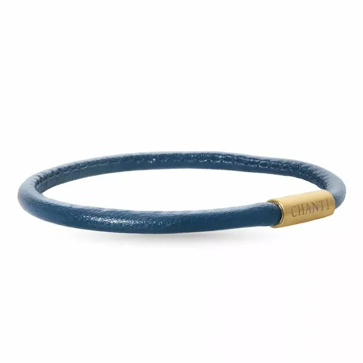 Pyöreä sininen rannekoru nahkaa, jossa on kullattua terästä x 4 mm