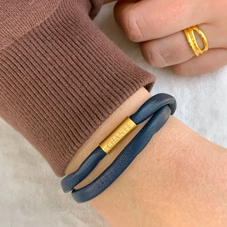 Litteä sininen rannekoru nahkaa, jossa on kullattua terästä x 6 mm
