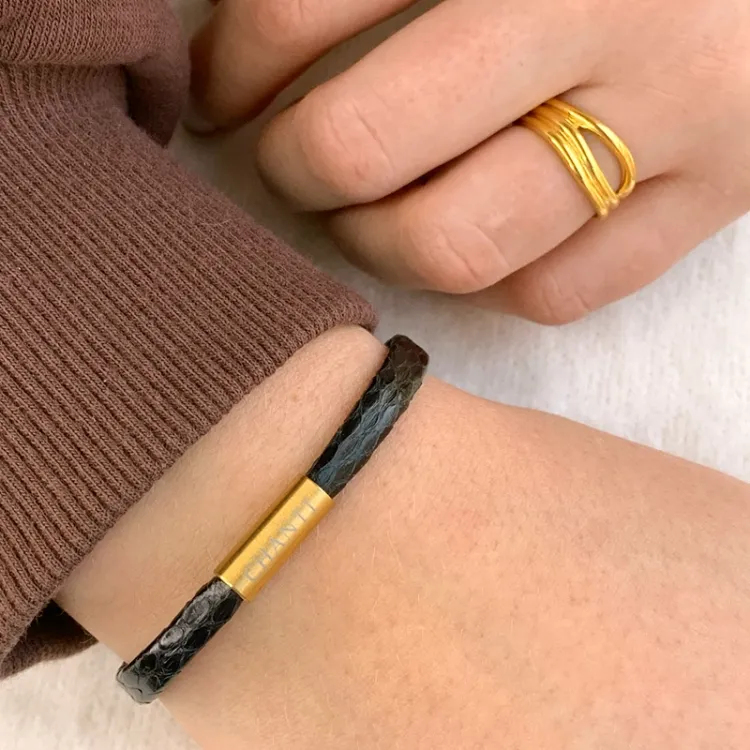 Litteä musta käärmerannekoru nahkaa, jossa on kullattua terästä x 6 mm