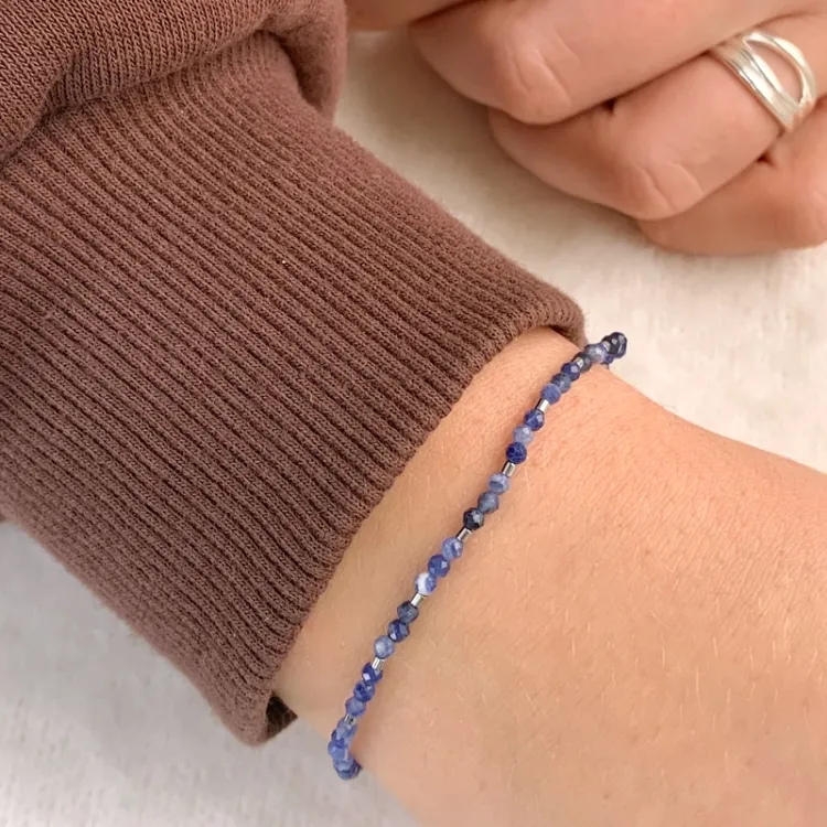 tummansininen kivi rannekoru  sodaliitti ja hematite - Loom Stones