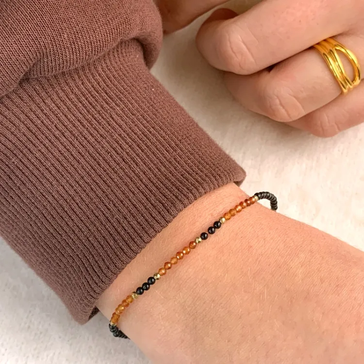 elegantti rannekoru  onyx-kiveä ja granaatti ja hematite - Loom Stones