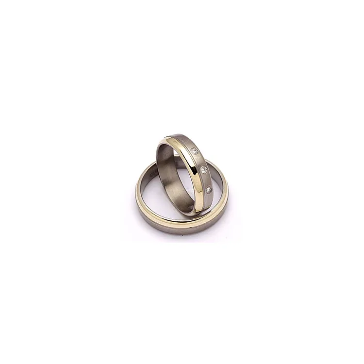Vihkisormusta titaani ja keltakulta 0,06 ct