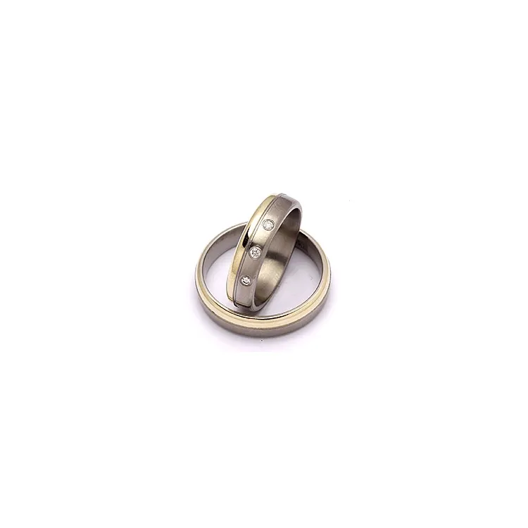 Vihkisormusta titaani ja keltakulta 0,06 ct