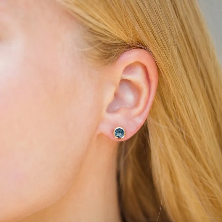 6,5 mm tummansininen kristalli nappikorvakorut  kullattua hopeaa - Loom Stones