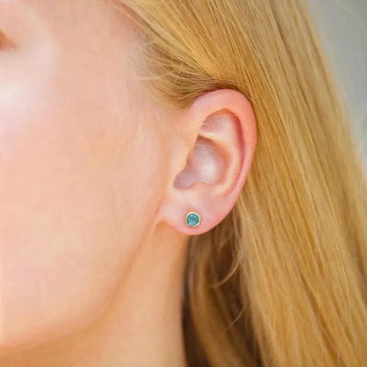 5 mm tummansininen kristalli nappikorvakorut  kullattua hopeaa - Loom Stones