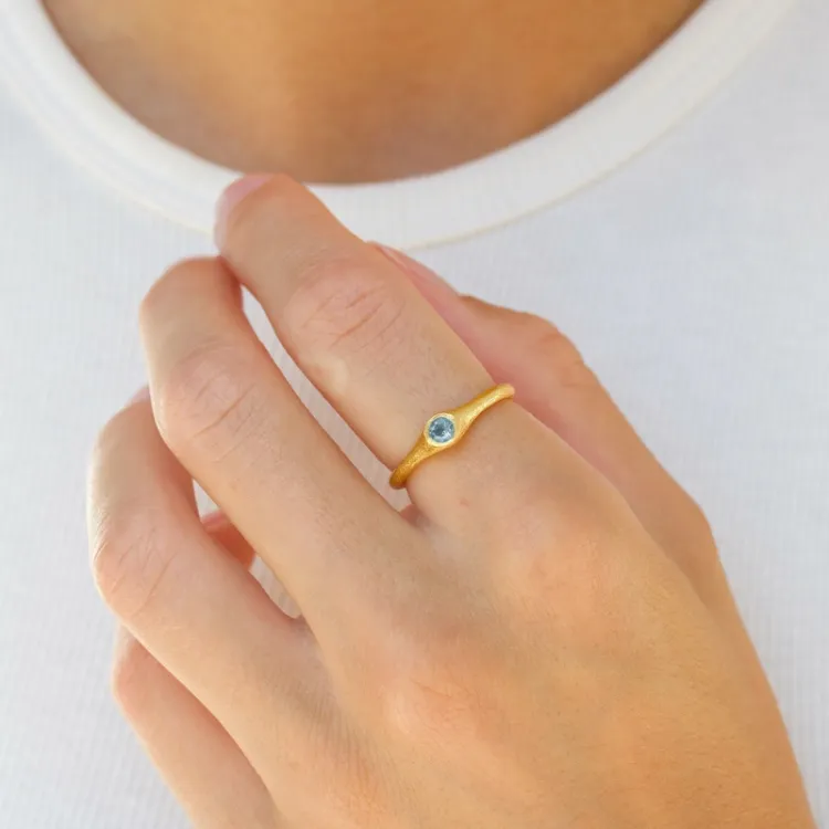 tummansininen kristalli sormus kullattua hopeaa - Loom Stones