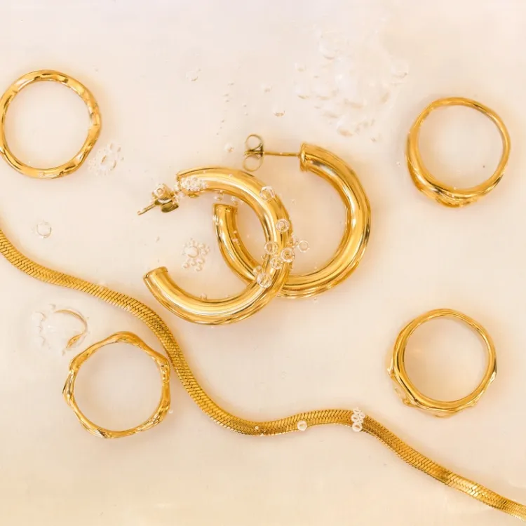 6 x 32 mm vedenkestävät rengaskorvakorut  kullattu teräs - OCEANA