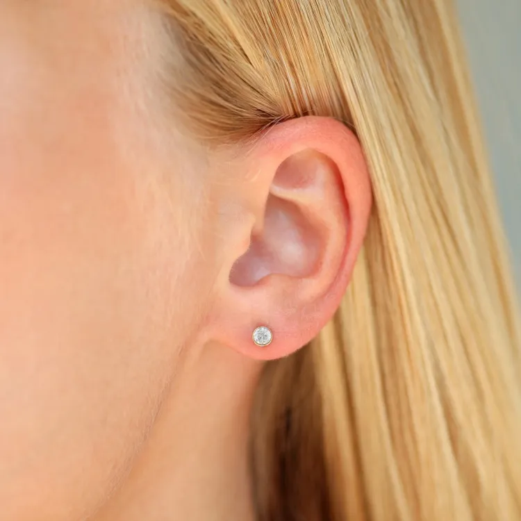 4 mm vedenkestävät zirkoni solitaire-nappikorvakorut  kullattu teräs - OCEANA