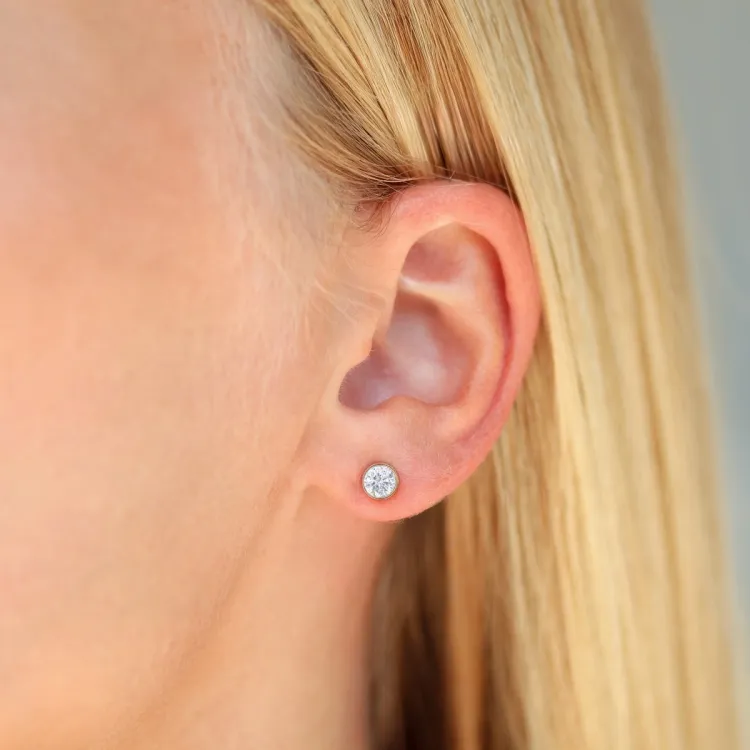 5 mm vedenkestävät zirkoni solitaire-nappikorvakorut  kullattu teräs - OCEANA