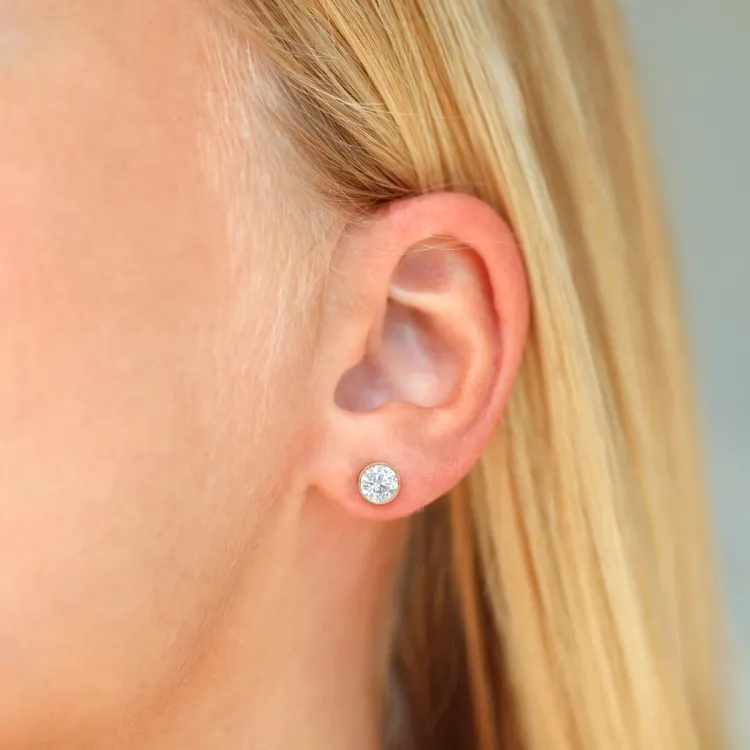 6 mm vedenkestävät zirkoni solitaire-nappikorvakorut  kullattu teräs - OCEANA