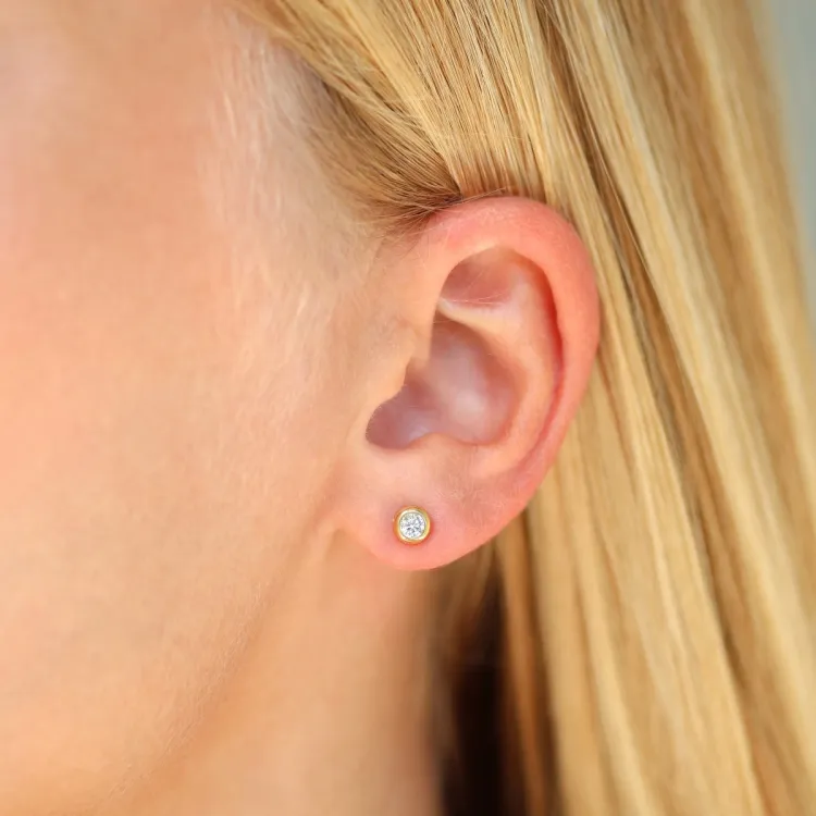 4 mm vedenkestävät zirkoni solitaire-nappikorvakorut  kullattu teräs - OCEANA