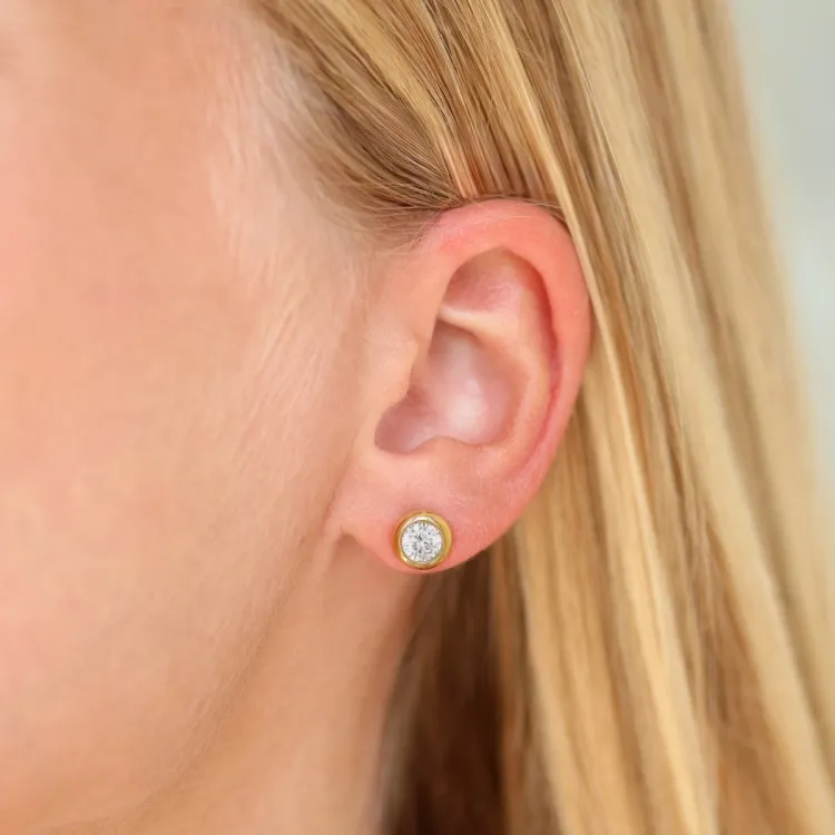 6 mm vedenkestävät zirkoni solitaire-nappikorvakorut  kullattu teräs - OCEANA